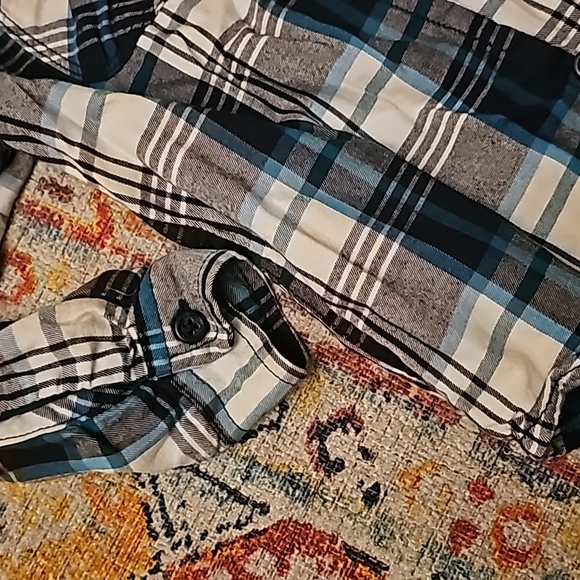 Plaid button-up long sleeve shirt size 4t - Picture 4 of 5